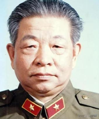 1966年的夏天，北京街头几十万人挤在一起，当那辆吉普车陷在人海里寸步难行时，陈