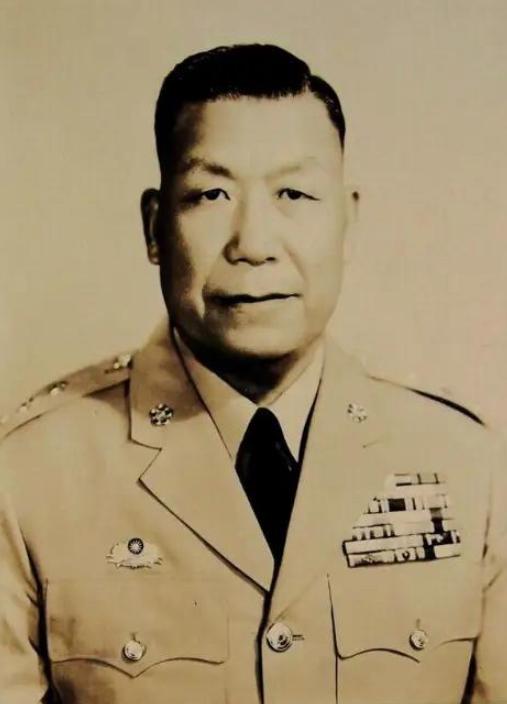 1949年，蒋介石下令刘安祺撤离青岛前炸毁重要设施，守将刘安祺当众放话：谁敢引爆