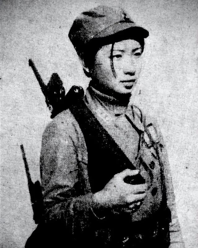1942年，一个女战士要遭活埋，日军让她考虑投降，不料，女战士纵身跳进坑