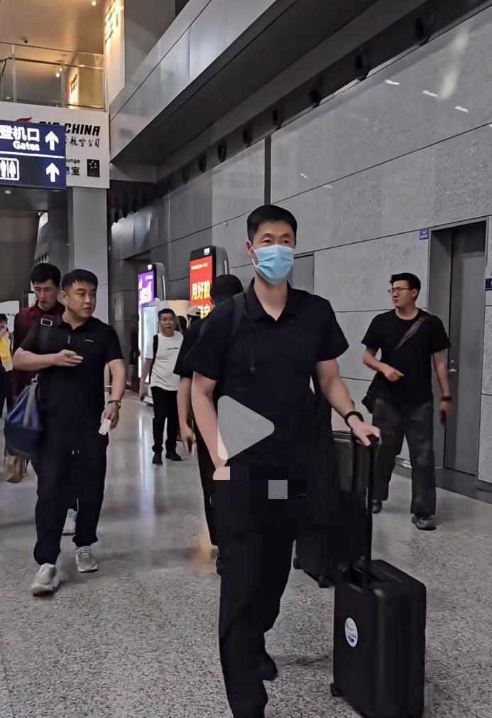 王励勤王皓随国乒队成都出发回北京啦5月8日，王励勤主席和王皓指导随国乒队员