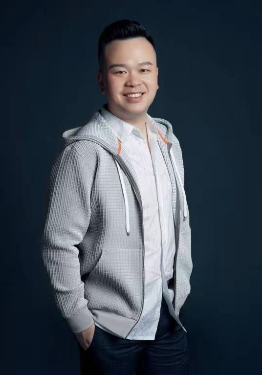 林奇出生于1981年，终年才45岁。留下了三个婚生子女和一个非婚私生子。许垚在