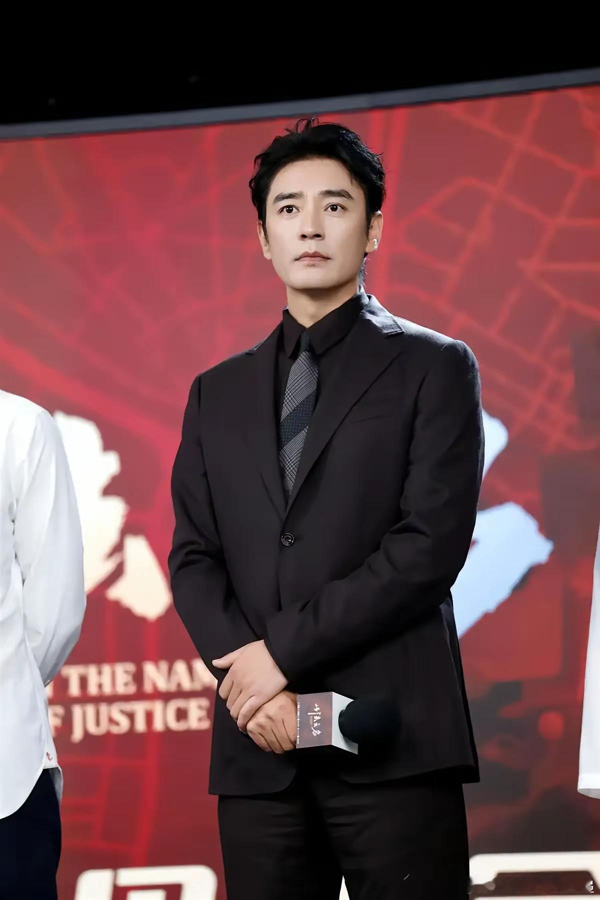 继续追剧《以法之名》。​李光洁在此剧中饰演代理检察长李人俊，一出场就被兰书记(刘