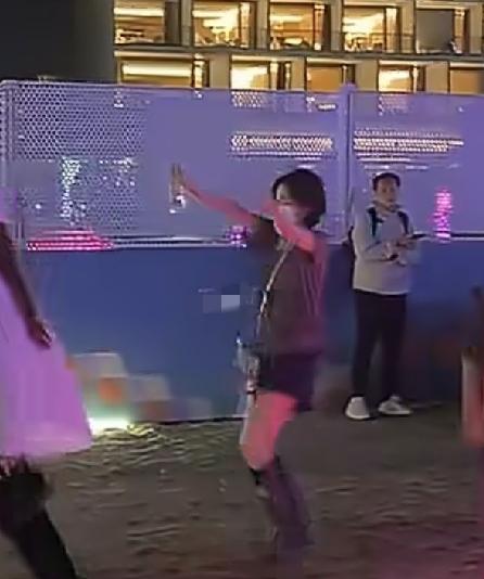 王菲也疯狂起来了[捂脸哭][捂脸哭]8月29日，窦靖童音乐节登台开唱，妈妈王菲