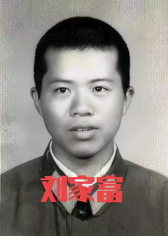 1984年，老山战场，21岁的战士刘家富不幸中枪，跌倒在坑，此时，坑外有4名越军