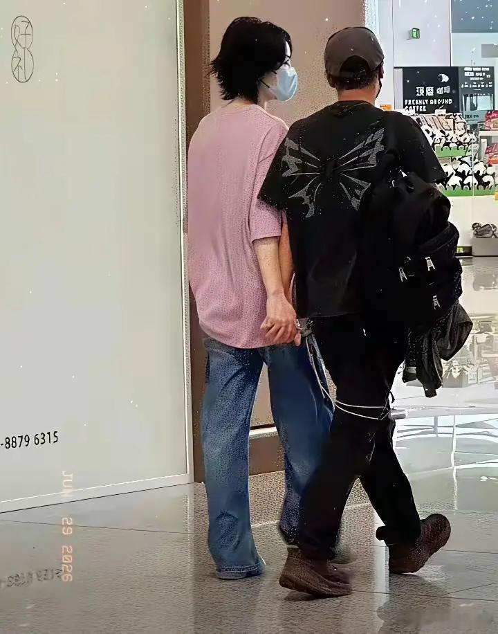 56岁王菲牵手谢霆锋！素颜满是少女感，被爱果然能抗岁月