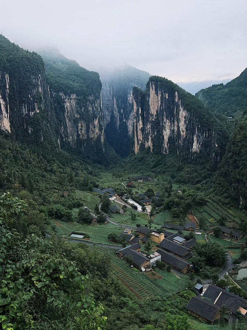 旱夔门好厉害，是古时溶洞坍塌后形成的洼地，后来有了民居，两山大石门600多米
