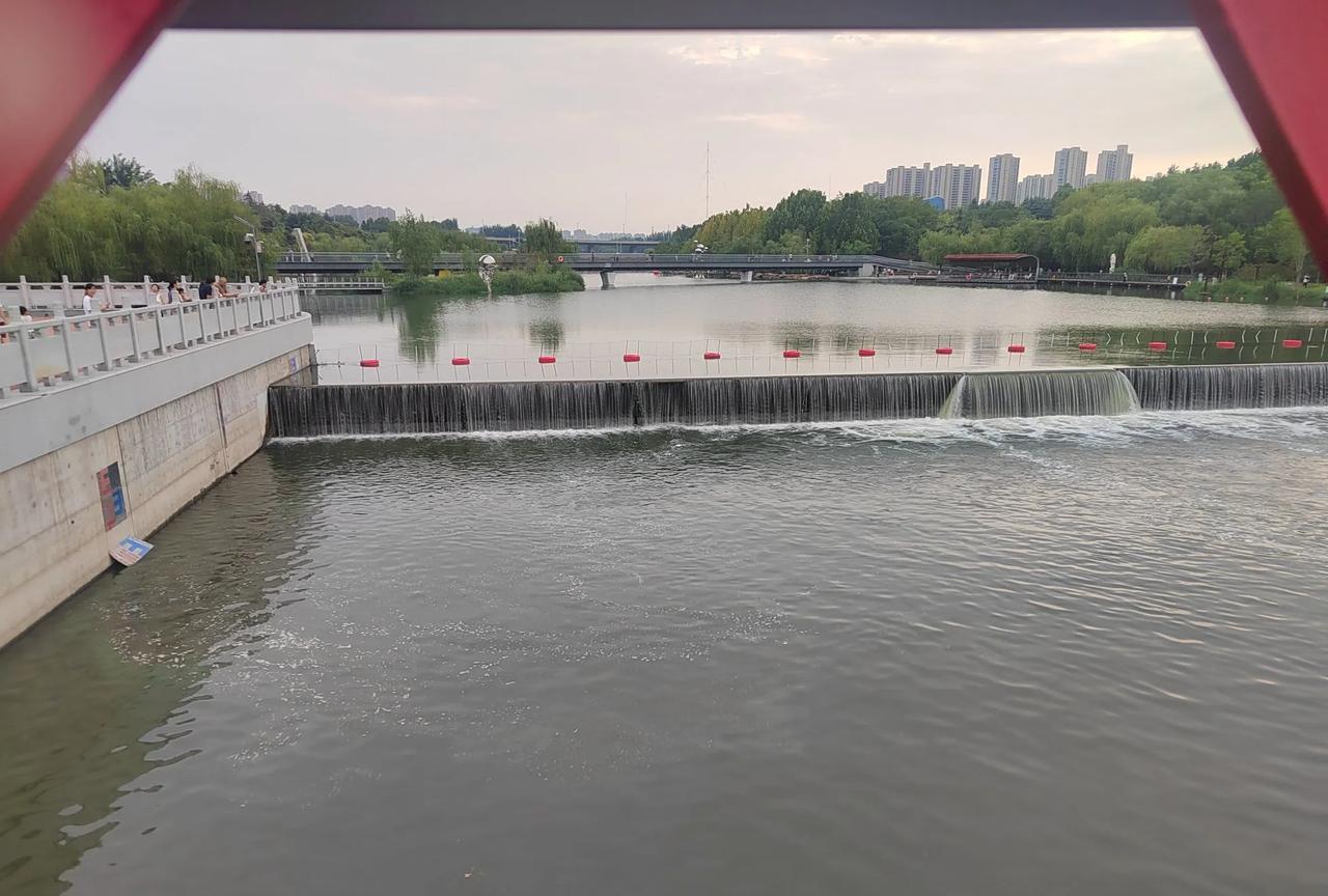 雕塑公园，拦水橡胶坝。