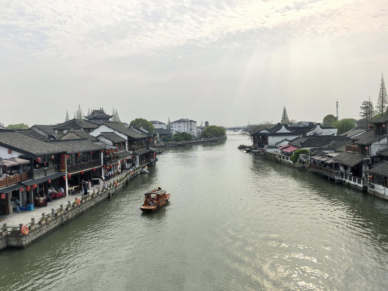 临江仙·朱家角水乡行碧水穿街浮画舫，白墙黛瓦临江。檐边