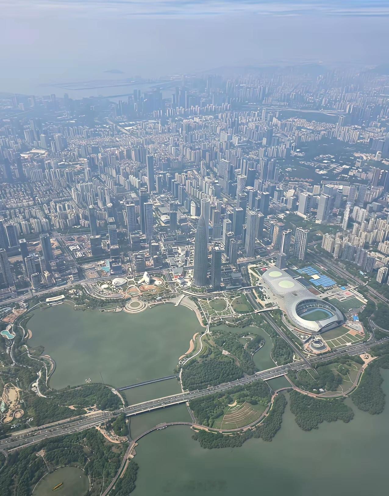 除开这些非生活/居住的土地外，深圳南山区大概用63平方公里，装了180万人。​