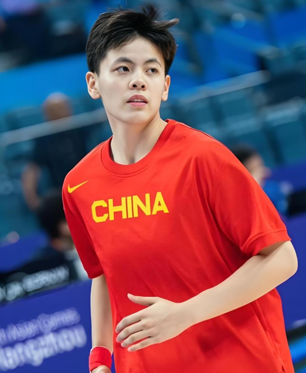 杨舒予打球开窍了！中国女篮与尤文图特的热身赛，表现最出色的无疑是杨舒予。首节