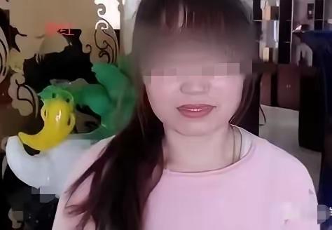 贵州毕节，一男子在外打工，家里父母怀疑儿媳出轨，便打电话叫他回来捉奸。连蹲4