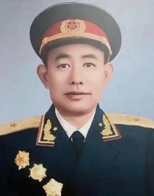 黄朝天抗命，率9000残兵直面3万装备精良的美军。而美军总司令李奇微，始终看不懂