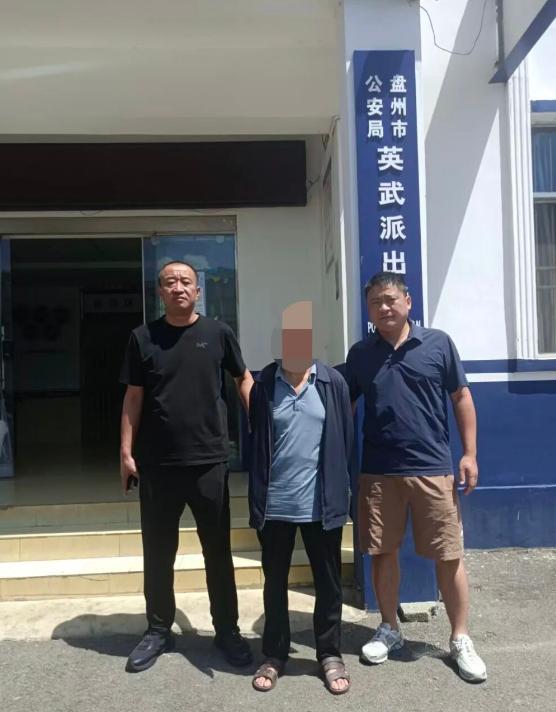 四川宜宾，一男子看上了已婚女邻居，趁其丈夫不在家经常深夜摸进女人房间里，二人背着