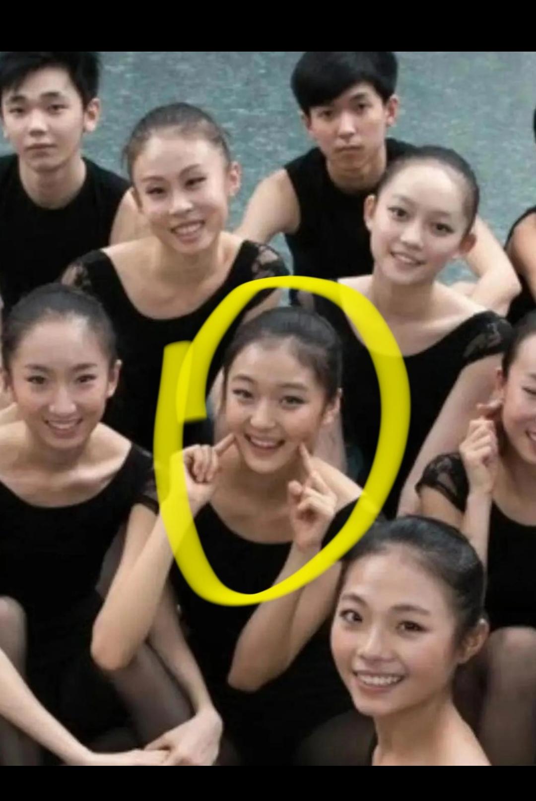 虽然在美女如云的娱乐圈，她不是标准意义上的美女，但是她独有的大气长相反而很受喜欢