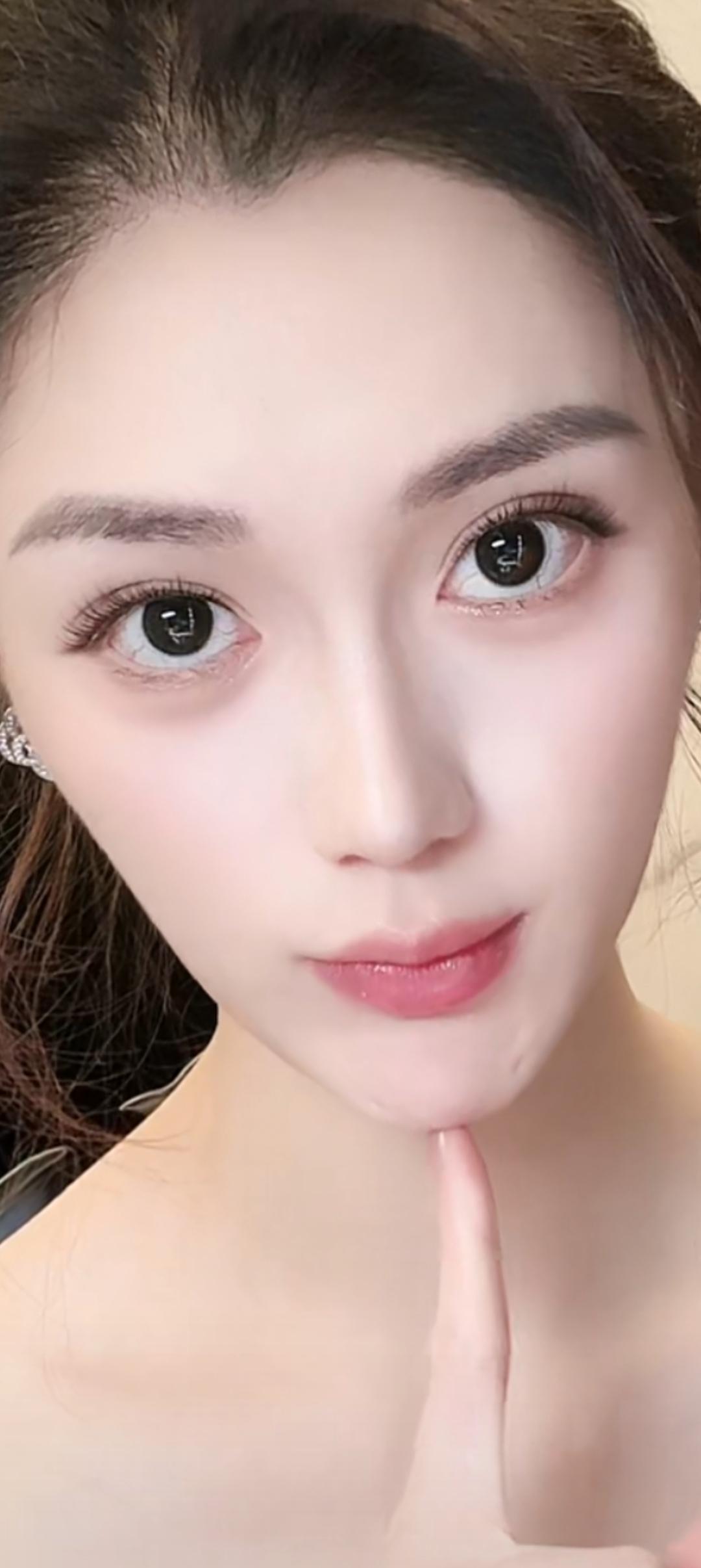 这姑娘的眼妆好精致啊！