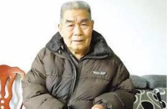 1982年，湖南一位老工人下班回家，突然被一个人拦住表示：“你爹其实是开国功勋！