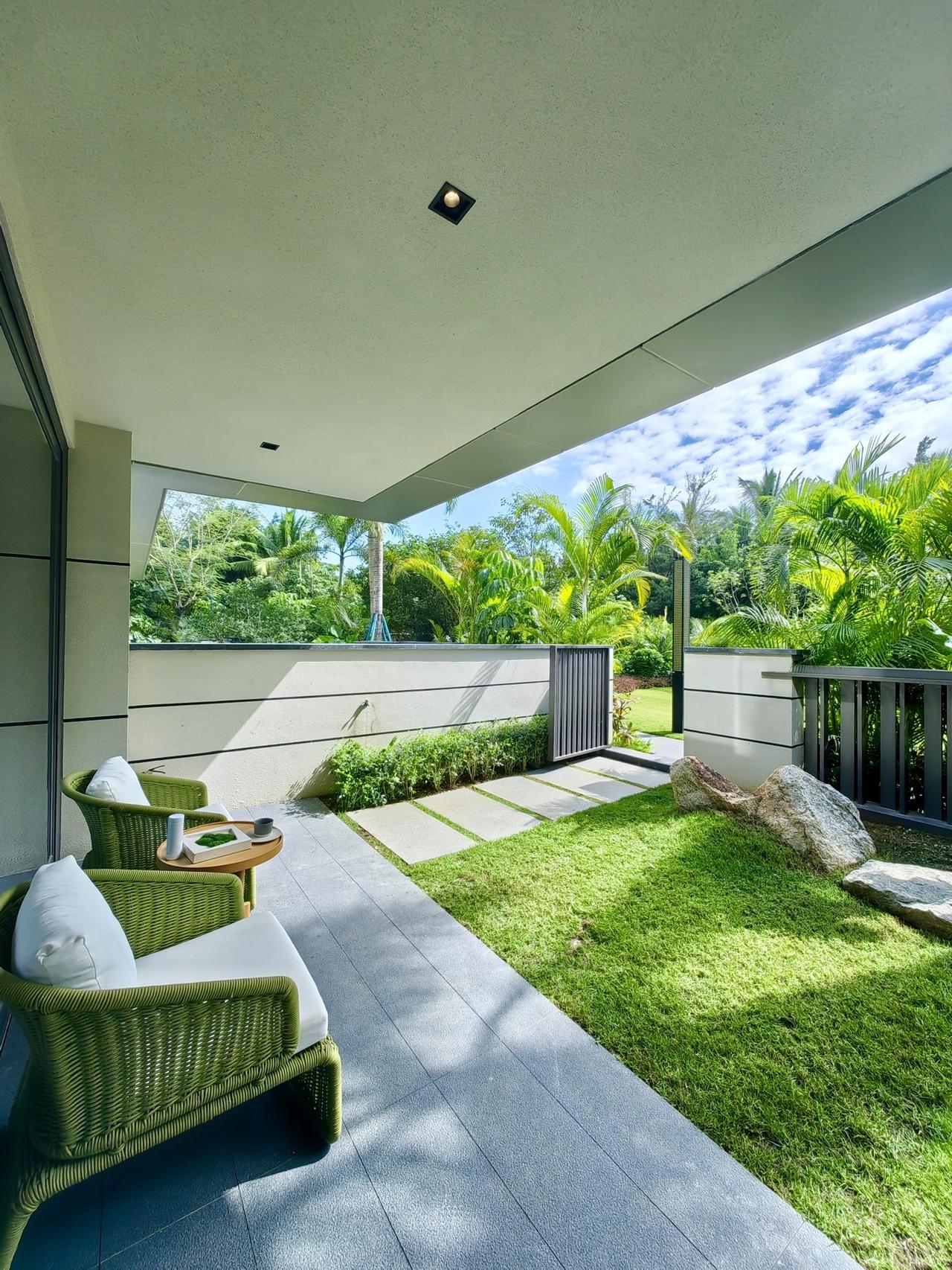 因为要去上海工作，只能忍痛处理海南的别墅，舍不得这里的小院子，房本是127平，前