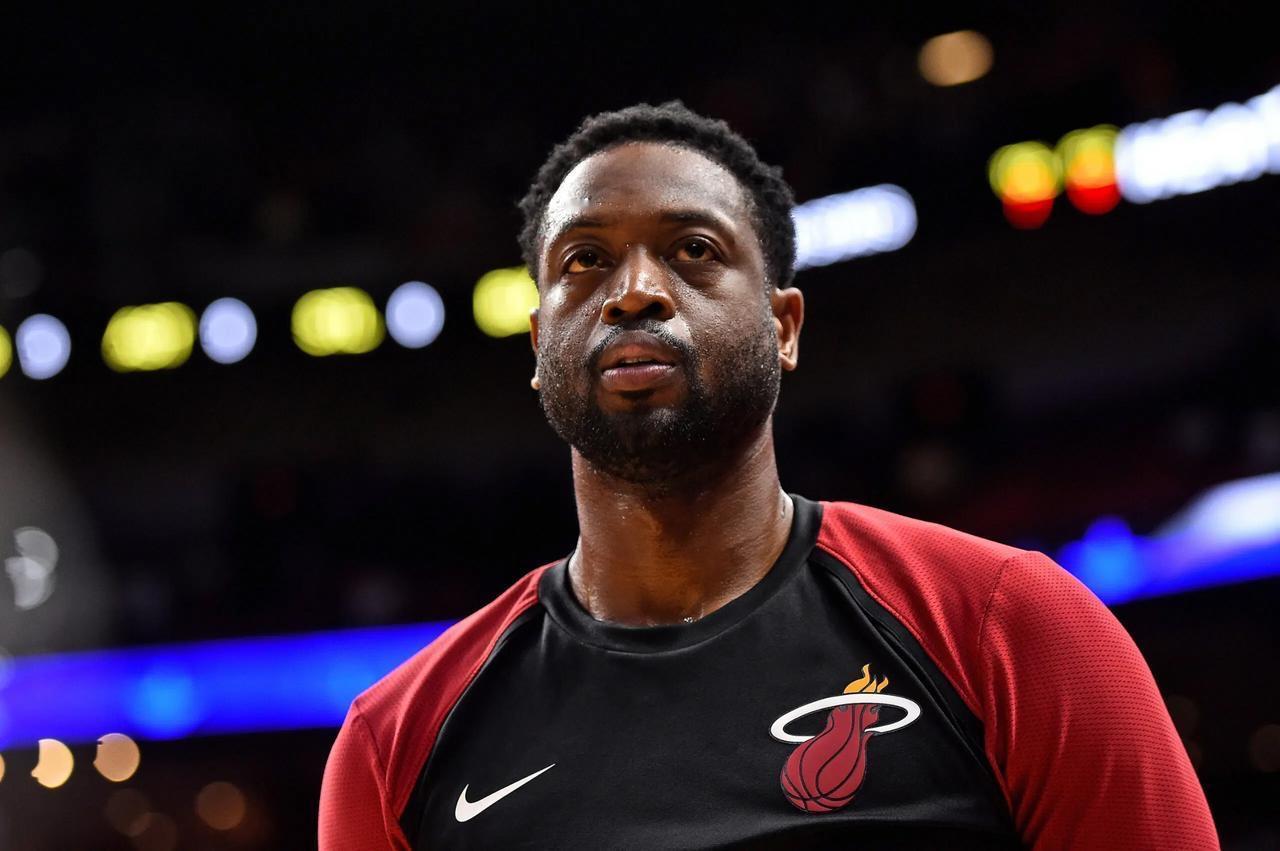 韦德也再度暴露大瓜！在他参加一期播客节目当中，他直接表示：在当年，当詹姆斯的巧克