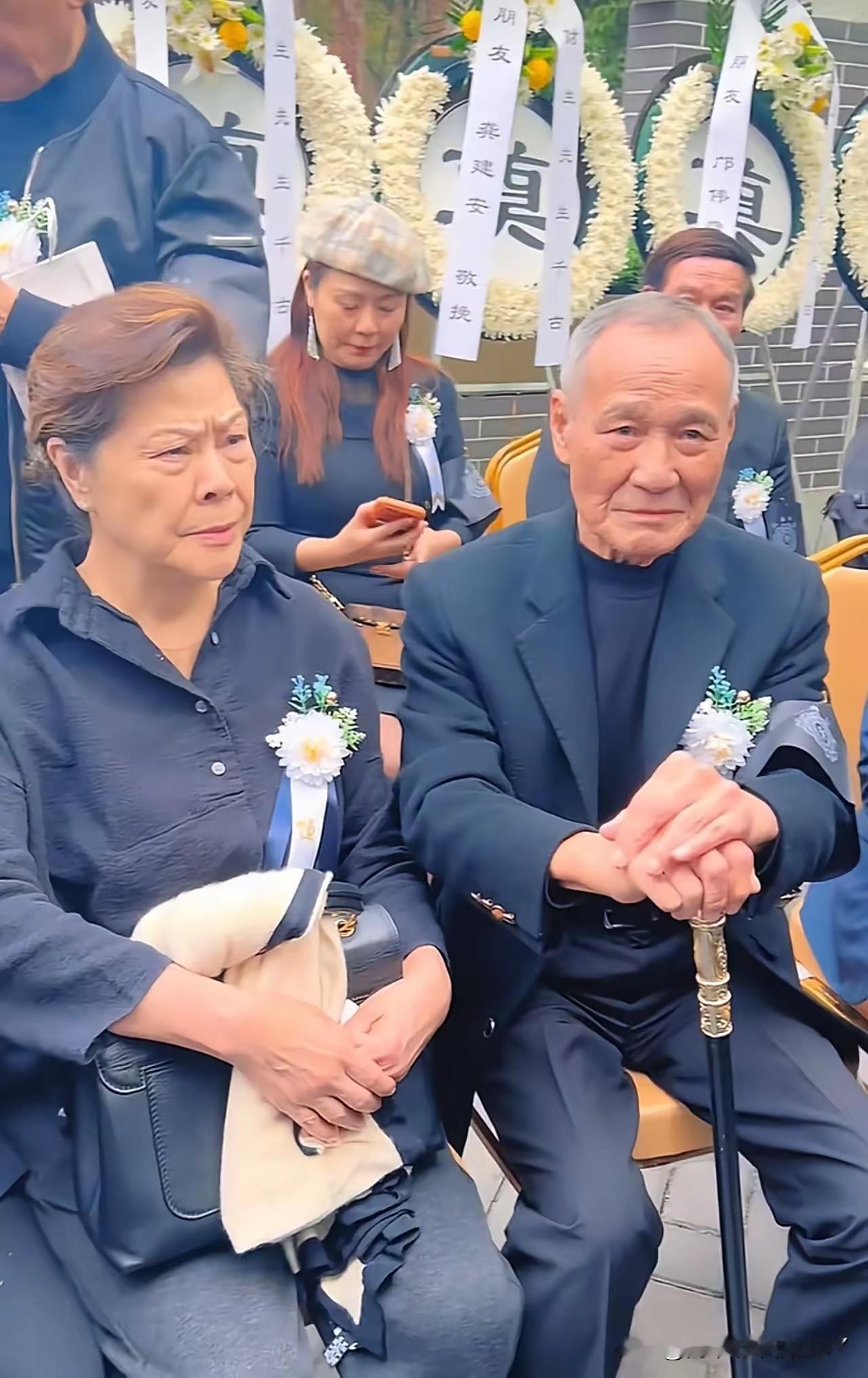 今天，梁小龙追悼会举行，现场的来宾让我看了不由得感动不已。82岁的陈惠敏，拄着拐