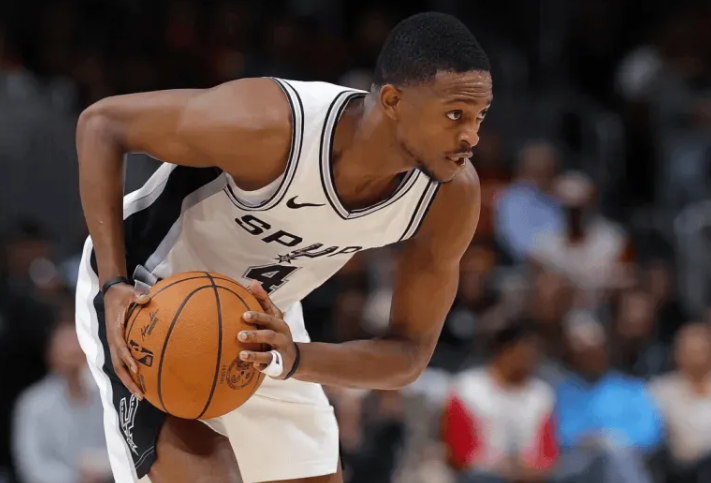 NBA常规赛马刺vs魔术的比赛已经结束赛后马刺球员达龙-福克斯接受媒体采访，谈