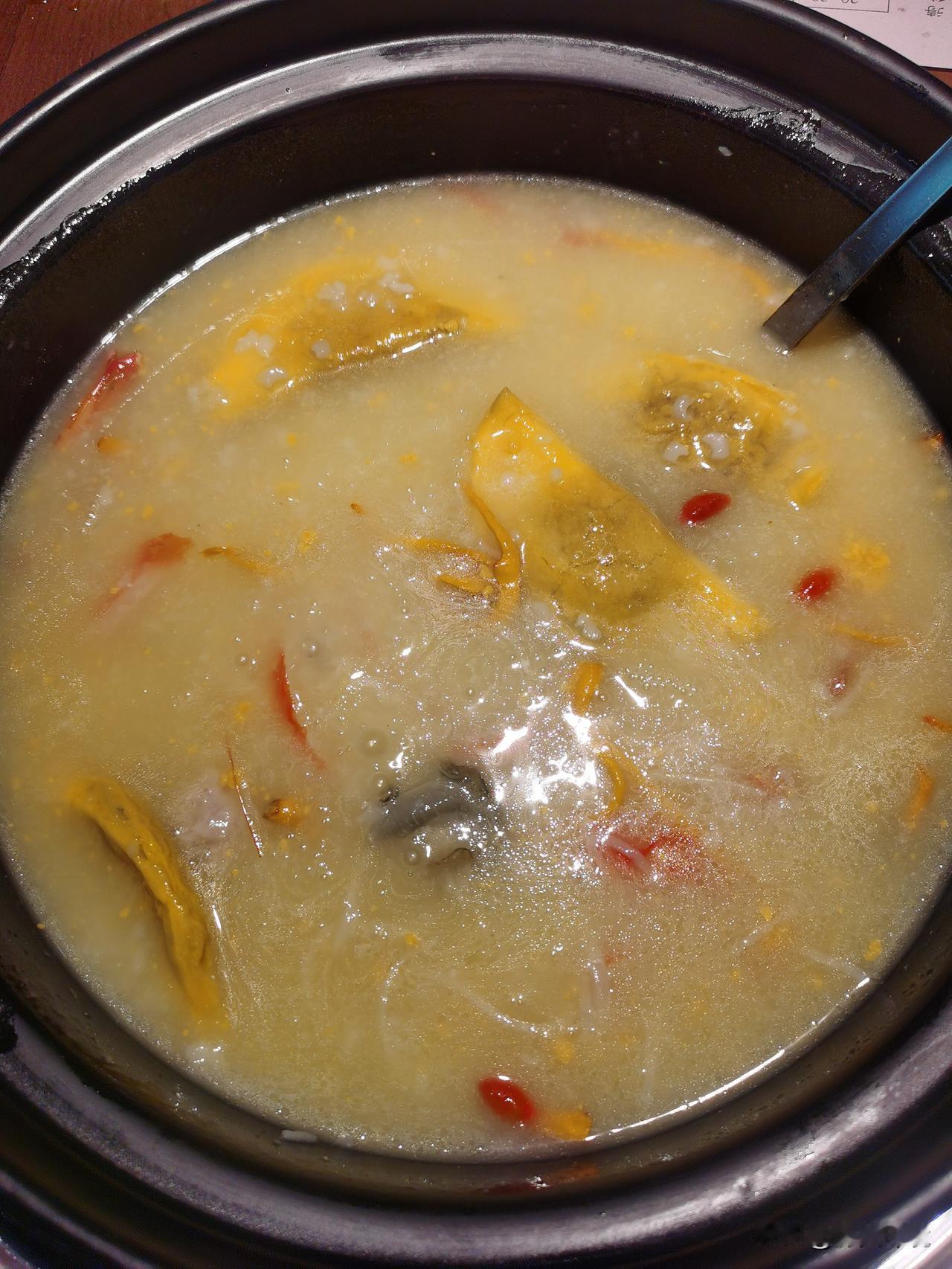 百馆千味•慢搅粥底火锅吃惯了川味，想换换清淡口味，不妨选择粤菜。晚餐时分