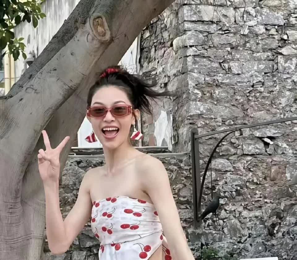钟楚曦这个方巾抹胸太卡身材了，胖一点瘦一点都不行​