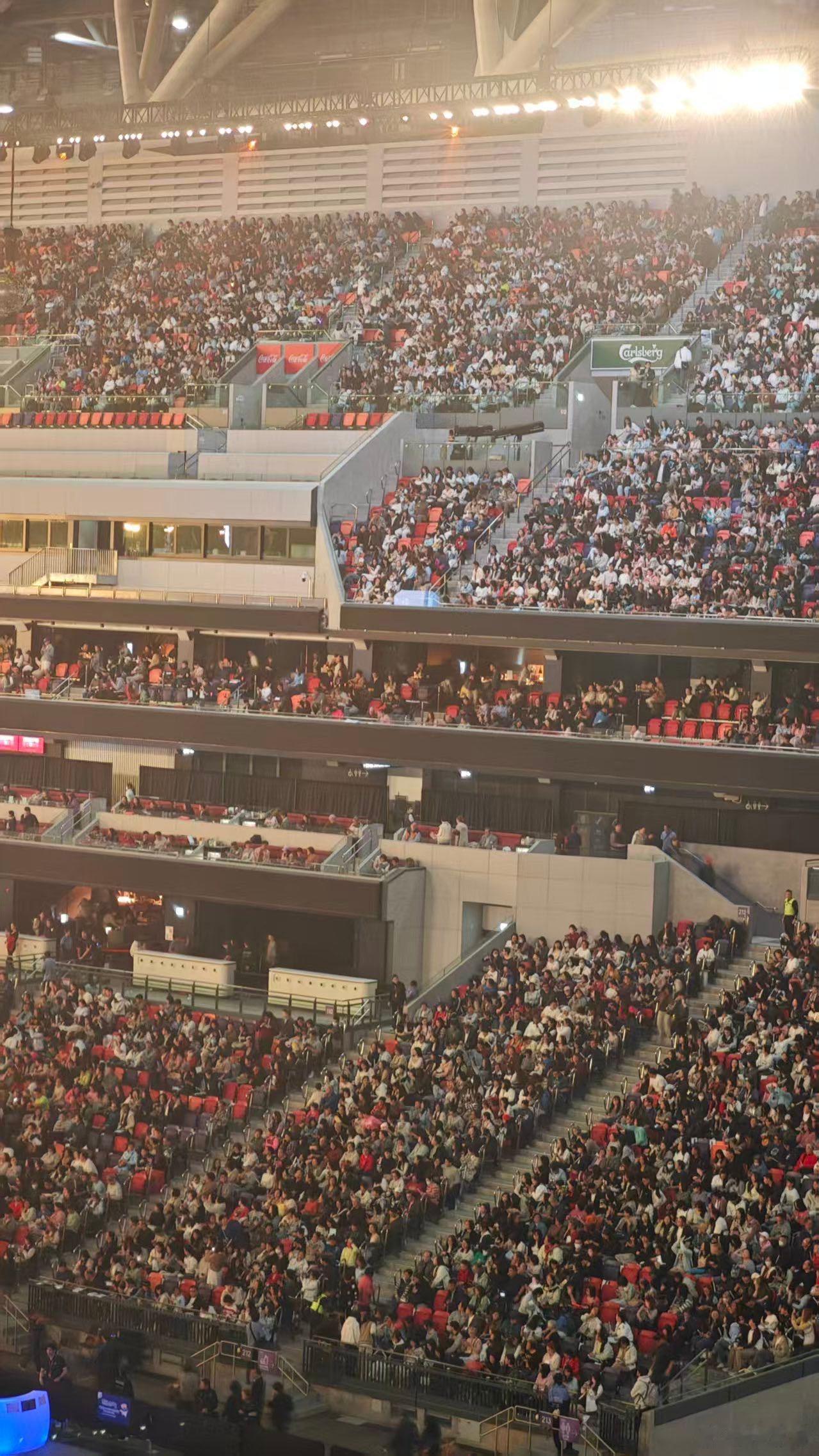 周深香港上座率周深香港跨年演唱会这就是顶流人气！周深香港跨年演唱会现场爆满，每