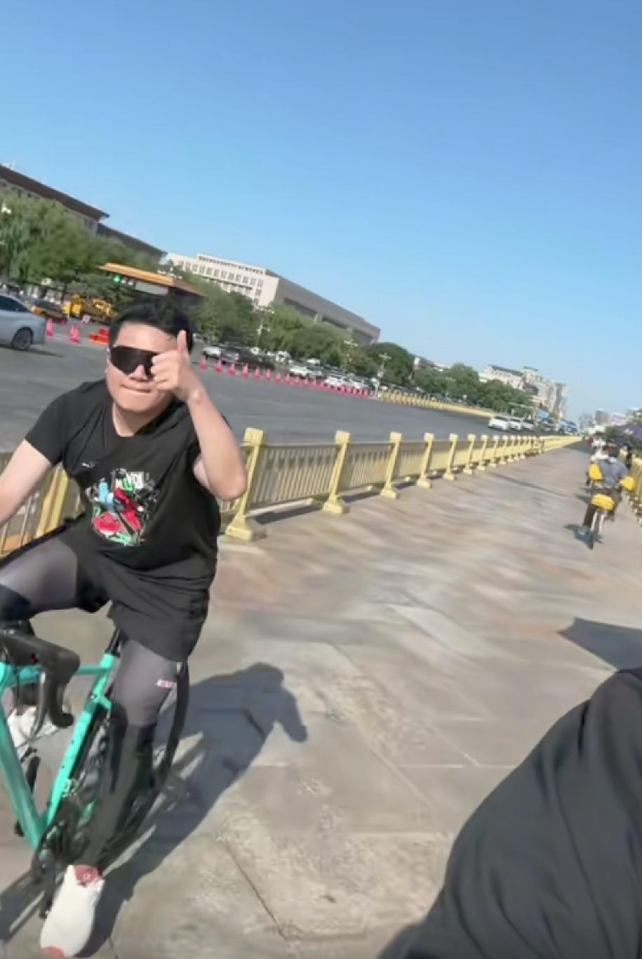 笑不活了，梁靖崑骑单车出行，那运动打底裤拼接色，冷不丁一看以为丝袜。伦
