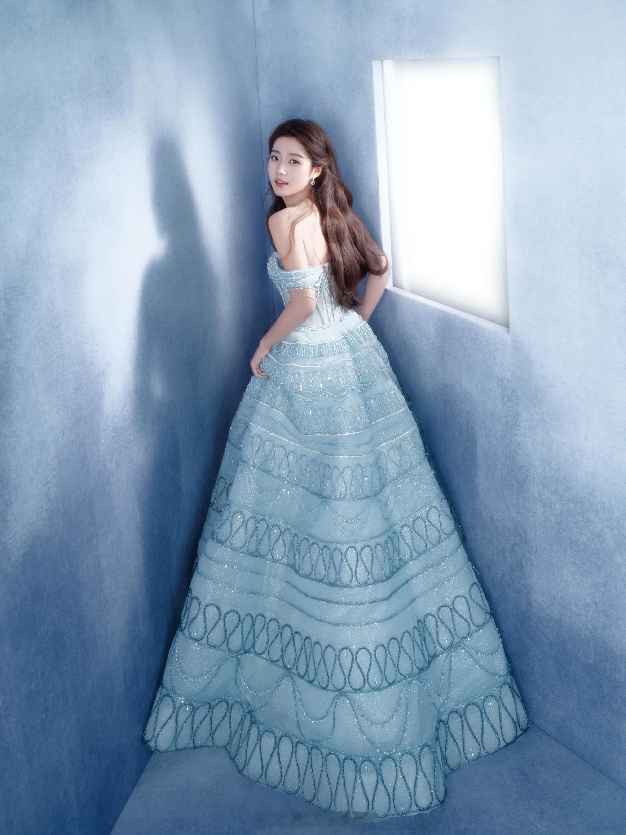 我的屏幕又被卢昱晓的美貌填满了！这个提裙，实在优雅，我的公主殿下