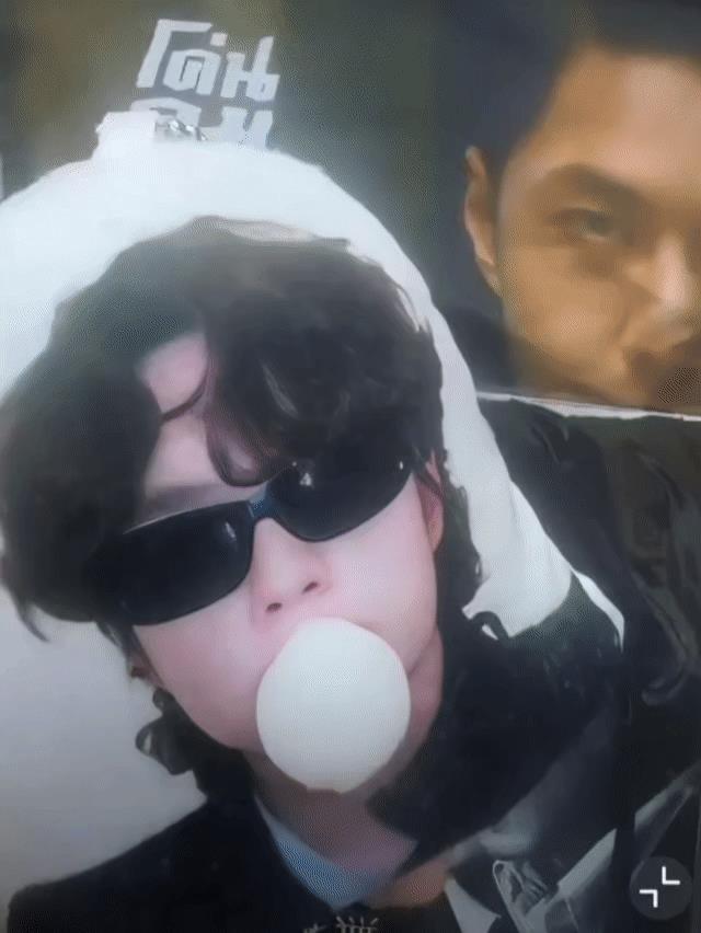这是有未卜先知的功能吗？我要闹了[doge]！明明工作室刚发的王一博吹泡泡的图片，就
