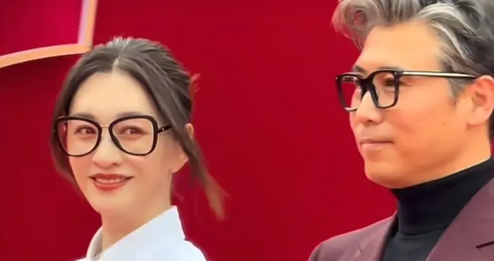 49岁李小冉红毯造型：白衬衫+西装裤+高跟鞋，飒美兼具，优雅与力量并存