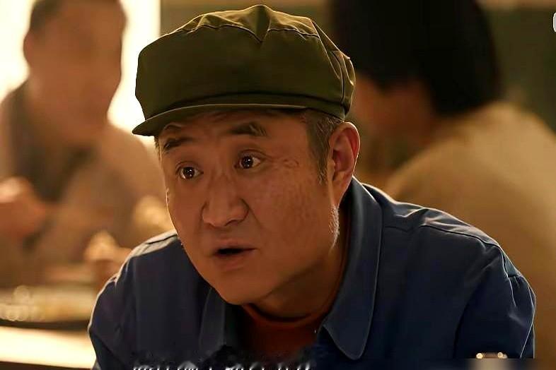 “一个月3500块，养家太紧了。”一个干了20年秦腔司鼓的老师傅，手上的肌腱