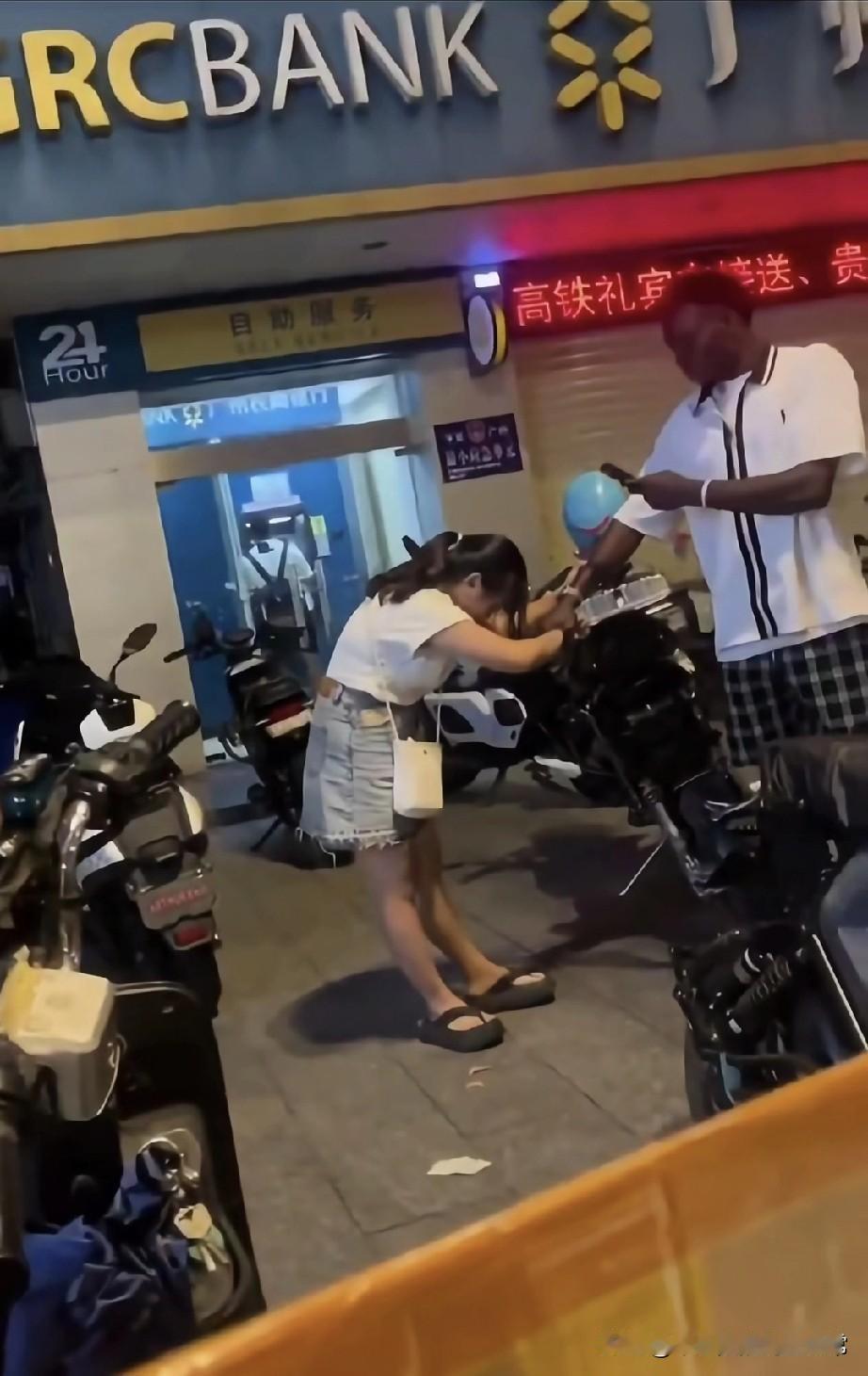 黑人进军短剧了！这妹子是自愿的吗！在广州街头撞见这一幕，我瞳孔地震！黑人演
