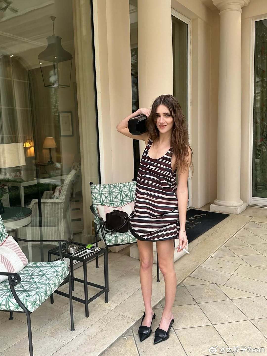 TaliaRyder塔莉娅莱德之前在巴黎时装周期间出席观看Loewe品牌大秀拍