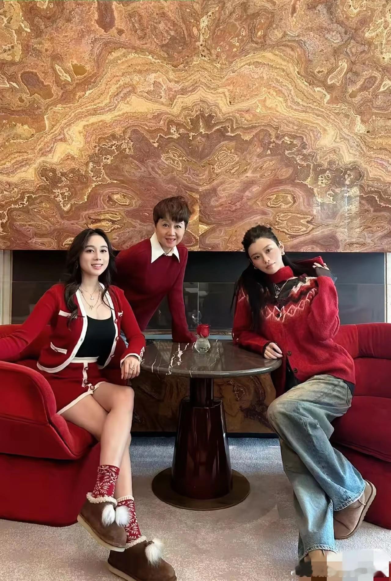 圣诞节奚梦瑶与婆婆梁安琪，还有小姑子何超欣一起度过，据说她们是在韩国的一家顶级酒