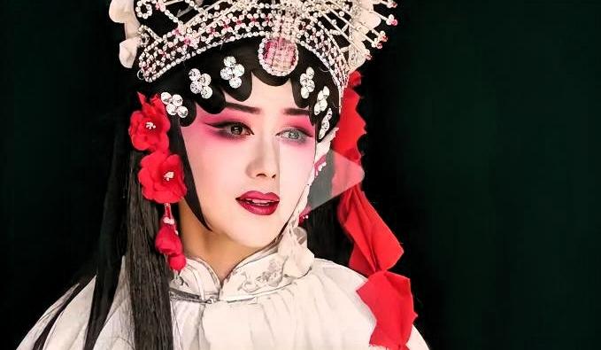 都说《主角》大结局虐麻了，可我看到秦娥那段，脑子里蹦出的念头是——这不就是在演我