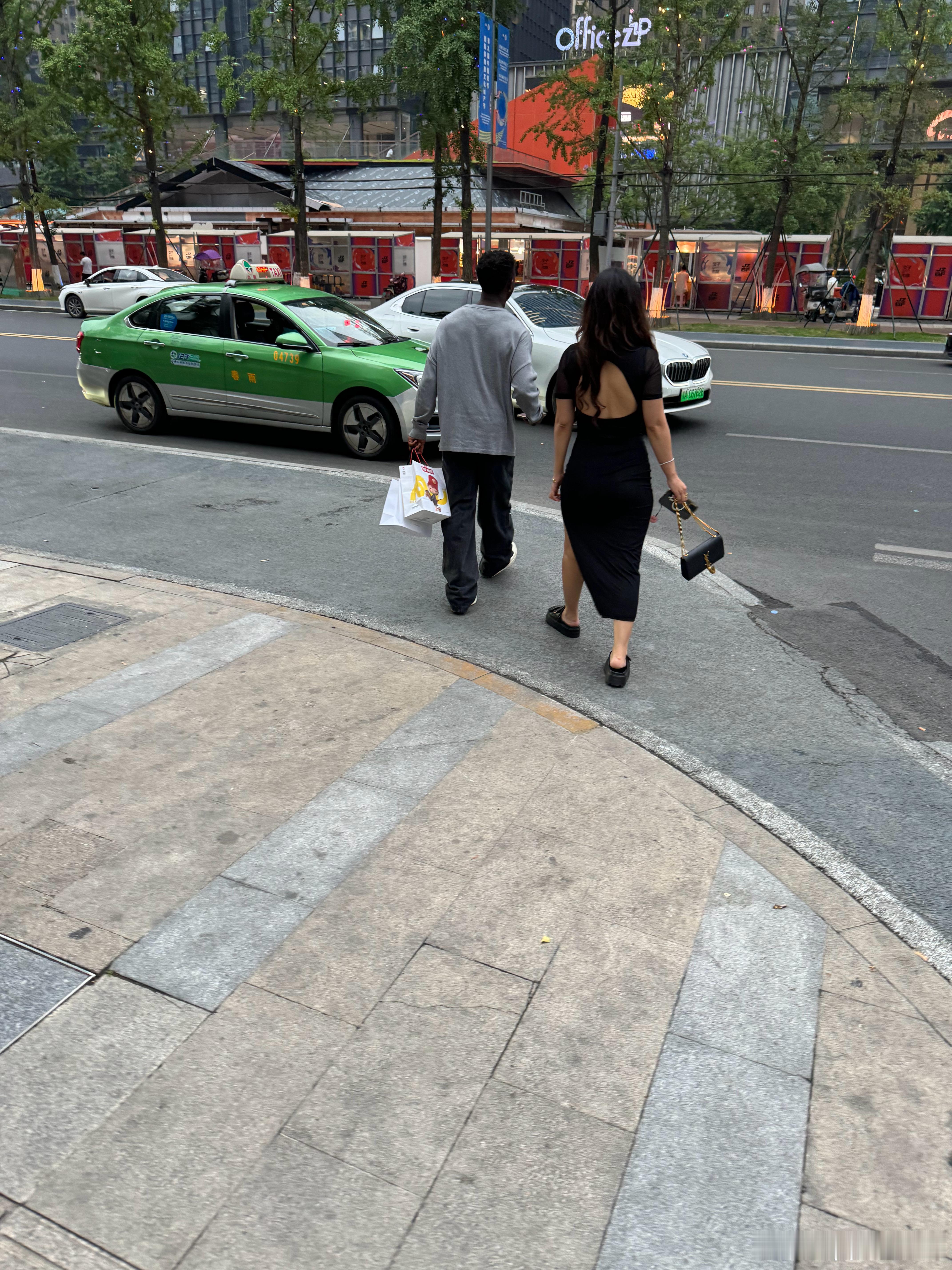 昨天发了个图在抖音，一个队的外援，结果评论说他结了婚的。​​​