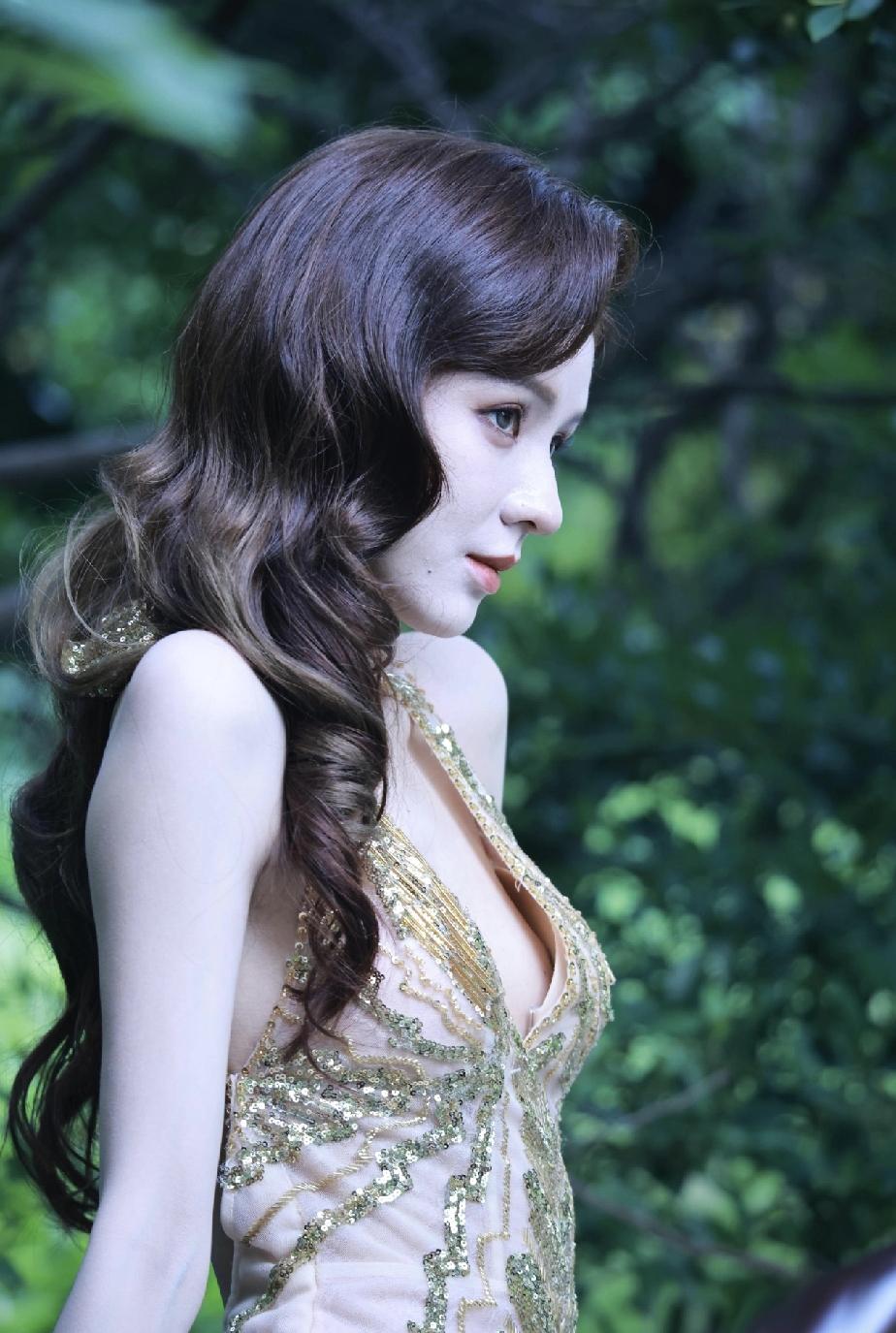 这才是小说女主，予曦姐姐！这是把时尚玩明白了呀，金色礼服真的绝了！