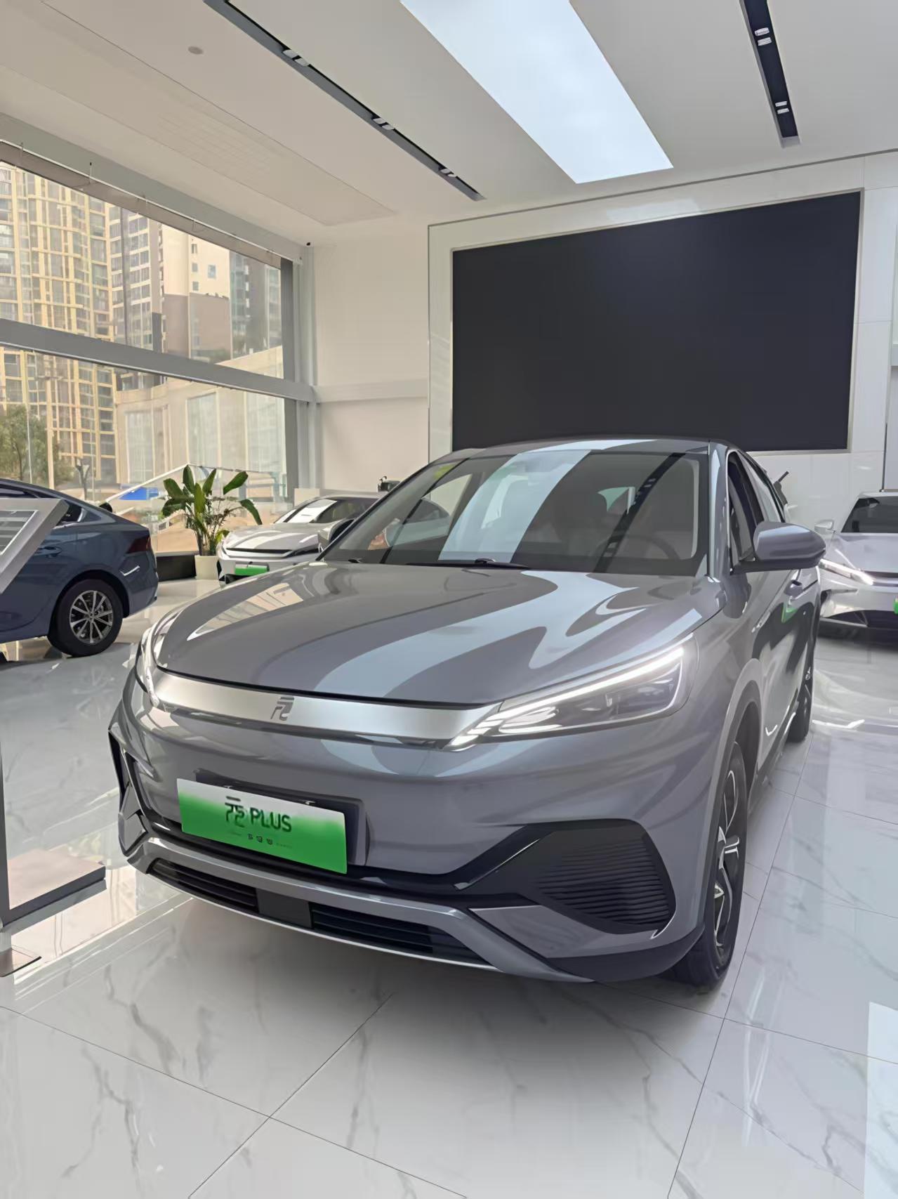 探店比亚迪元PLUS：优惠过万，智驾升级值得关注。刚进比亚迪4S店，就看到元P