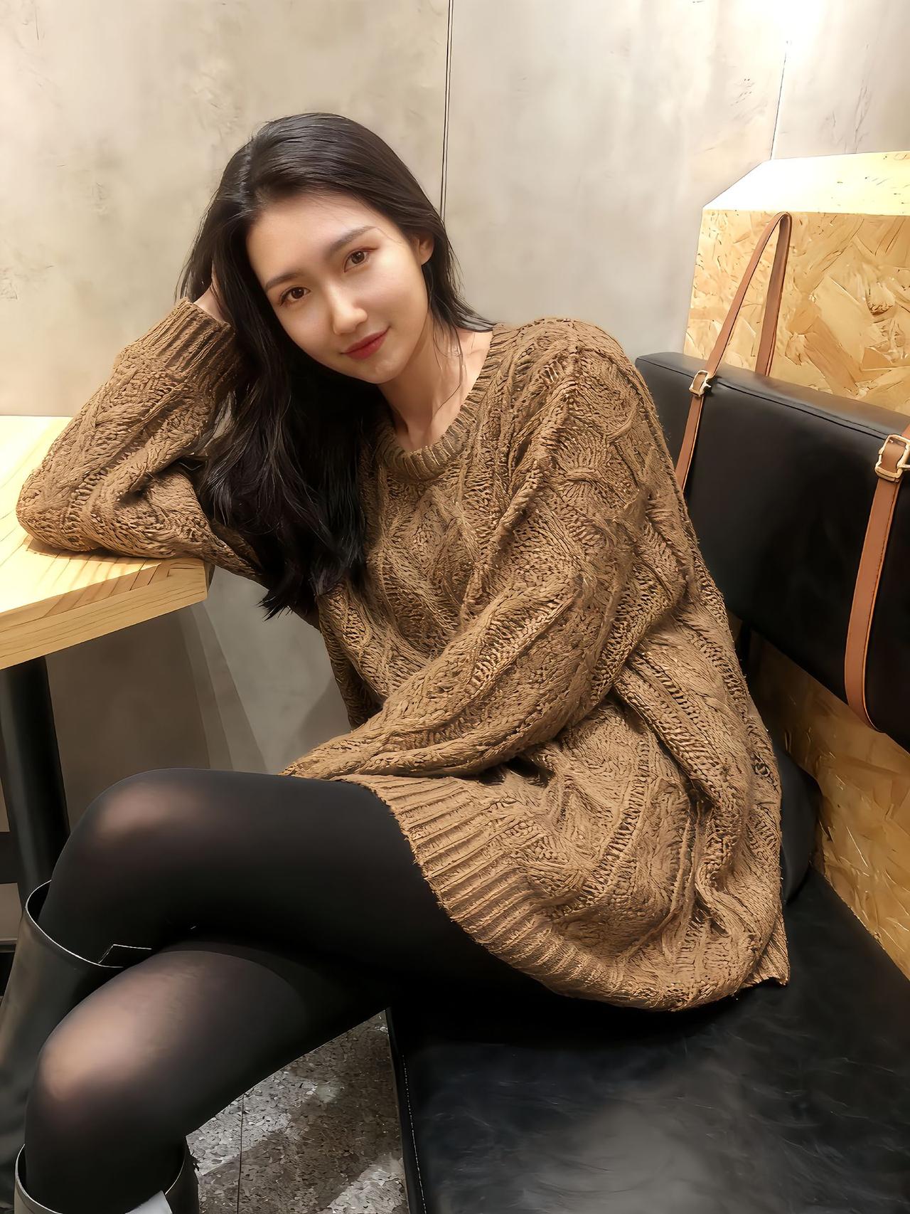 温暖秋日穿搭，棕色毛衣搭配黑色丝袜，简约又时尚！