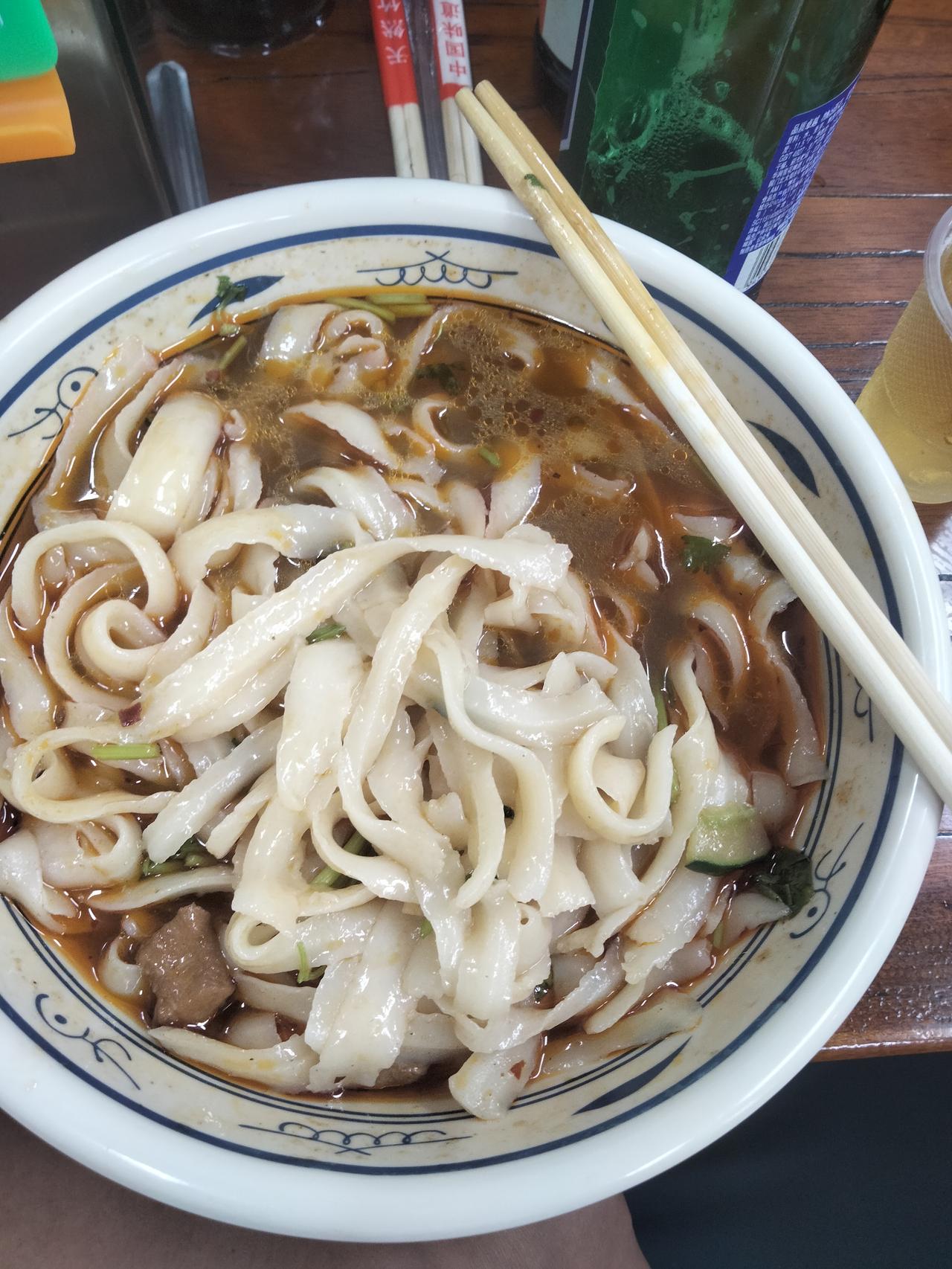 山西刀削面中午吃饭，几个人想吃面，第一印象就是山西刀削面，量大味儿正，吃得饱饱