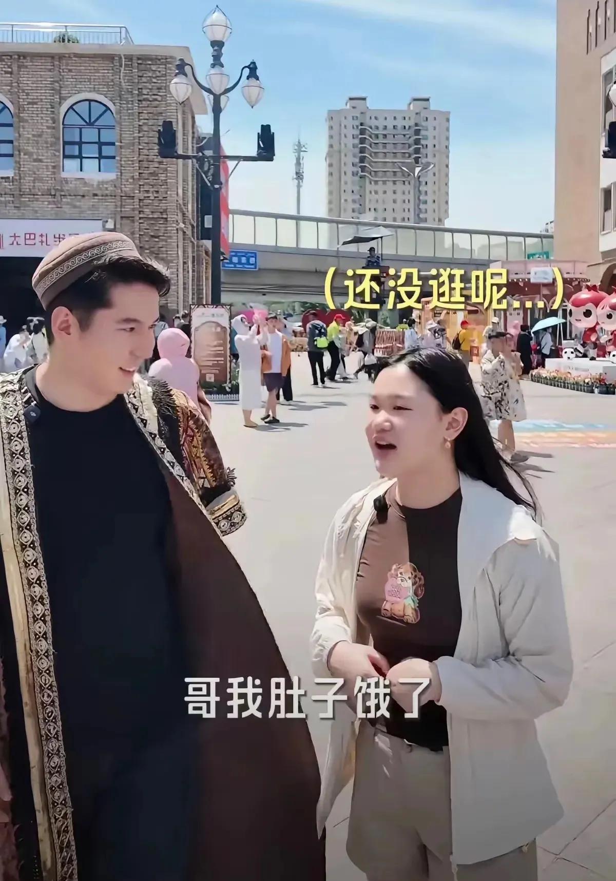 张家齐真的是一个能量很高的女运动员，在新疆烈日下出门，也是开开心心的要吃美食，穿