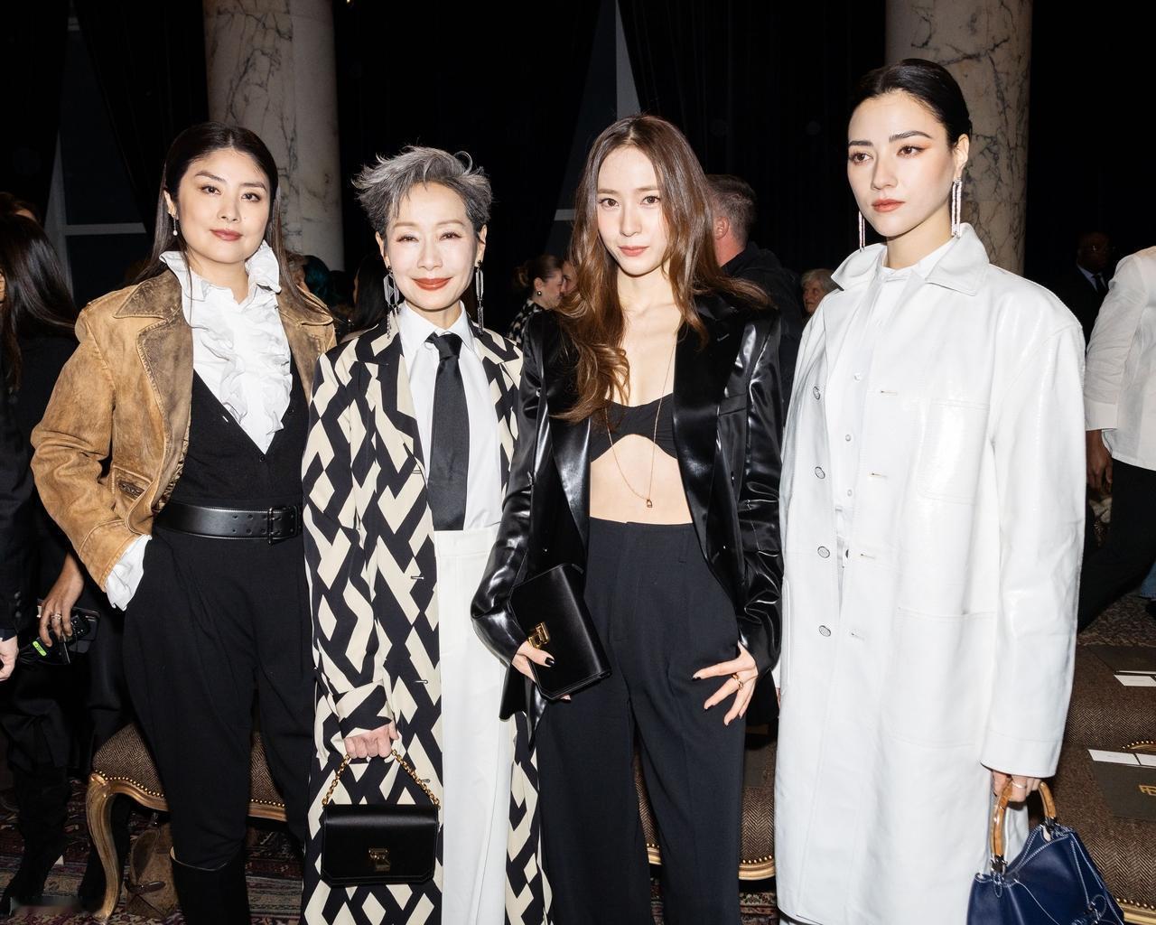 最近陈慧琳和叶童一起出席时尚活动，两位搭配的都非常有特色，看起来很有姐妹范儿。