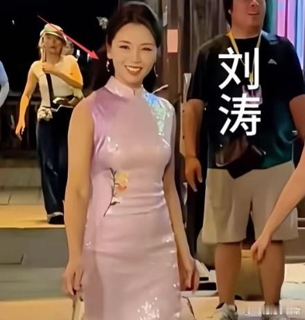刘涛现身古镇，生图肤色蜡黄大白牙抢镜，穿紧身旗袍小肚腩藏不住​​​
