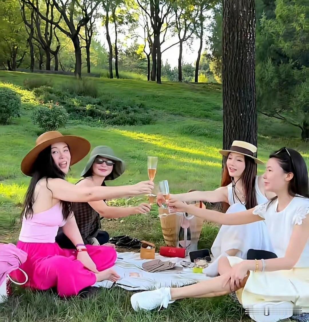 45岁霍思燕参加姐妹聚会，她现在真富态，整个人肉嘟嘟的。甘薇，熊乃瑾，还有贾乃亮
