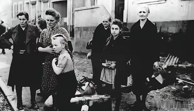 1945年5月，德国波美拉尼亚地区的德明镇，佩内河的水面漂起了第一具尸体——穿着