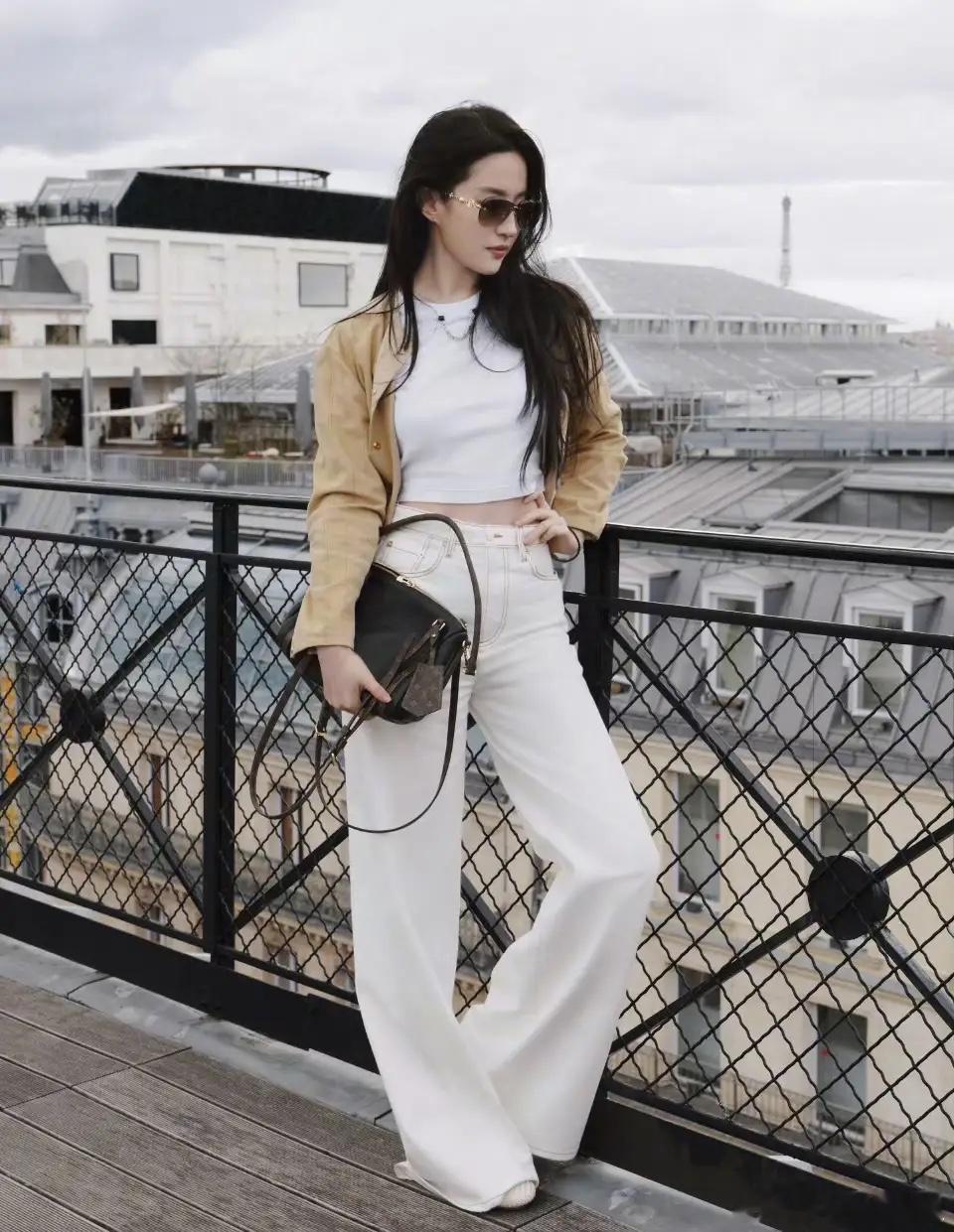 刘亦菲近照。刘亦菲出生于1987年，今年39岁了。饰演电视剧《金粉世家》白秀珠一