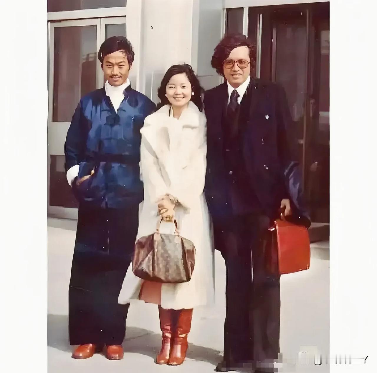 一张老照片，拍摄于上世纪70年代末，大家看看这三人是谁！我只认出了中间笑容甜美的