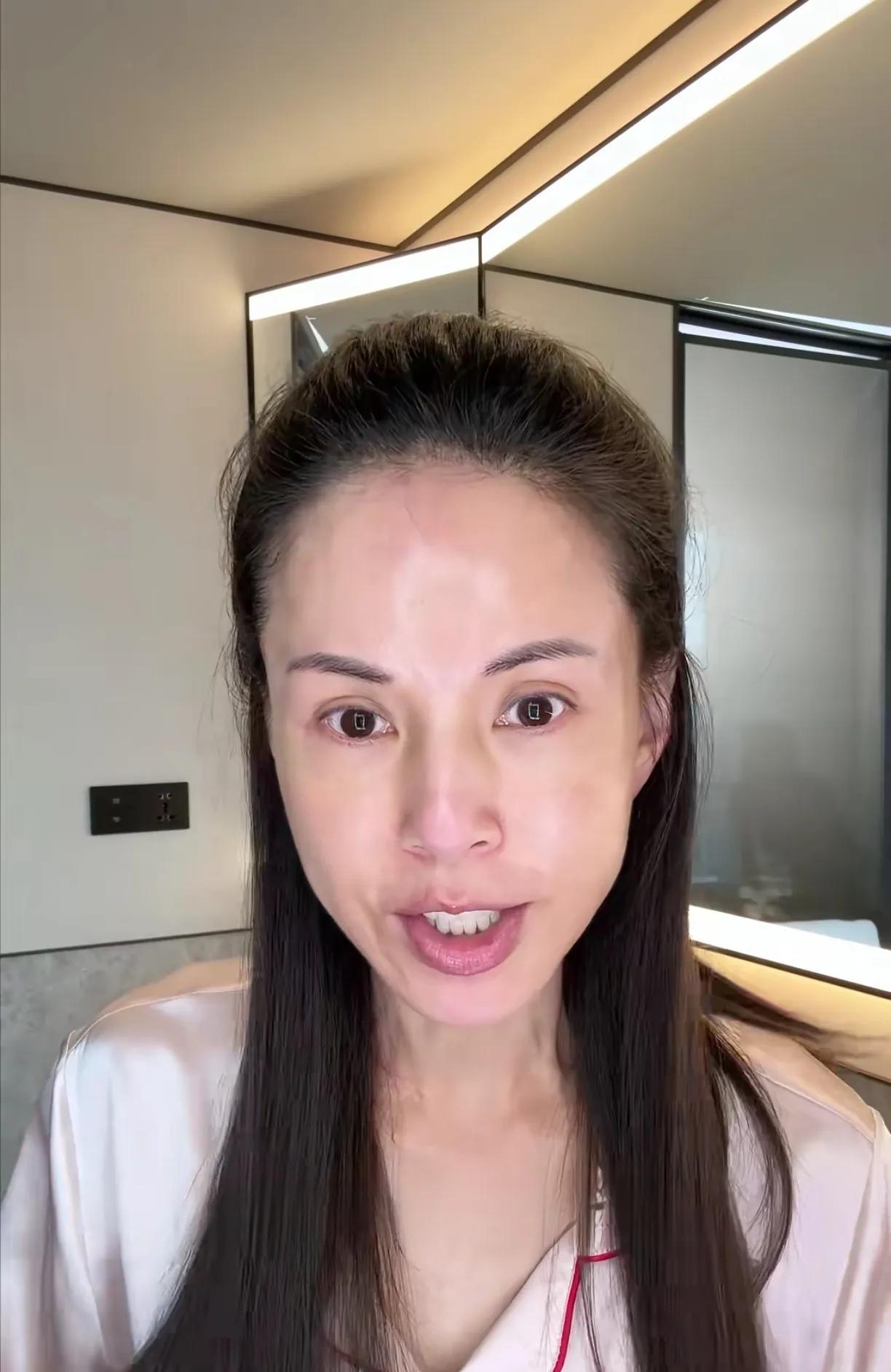 快60岁的无美颜、无滤镜、无化妆的李若彤。这种高清摄像头连我一个30岁的人都扛不