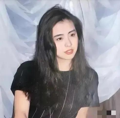 1990年，王祖贤第一次去北京拍广告，片酬200万。坐出租车时她给司机5块钱，司